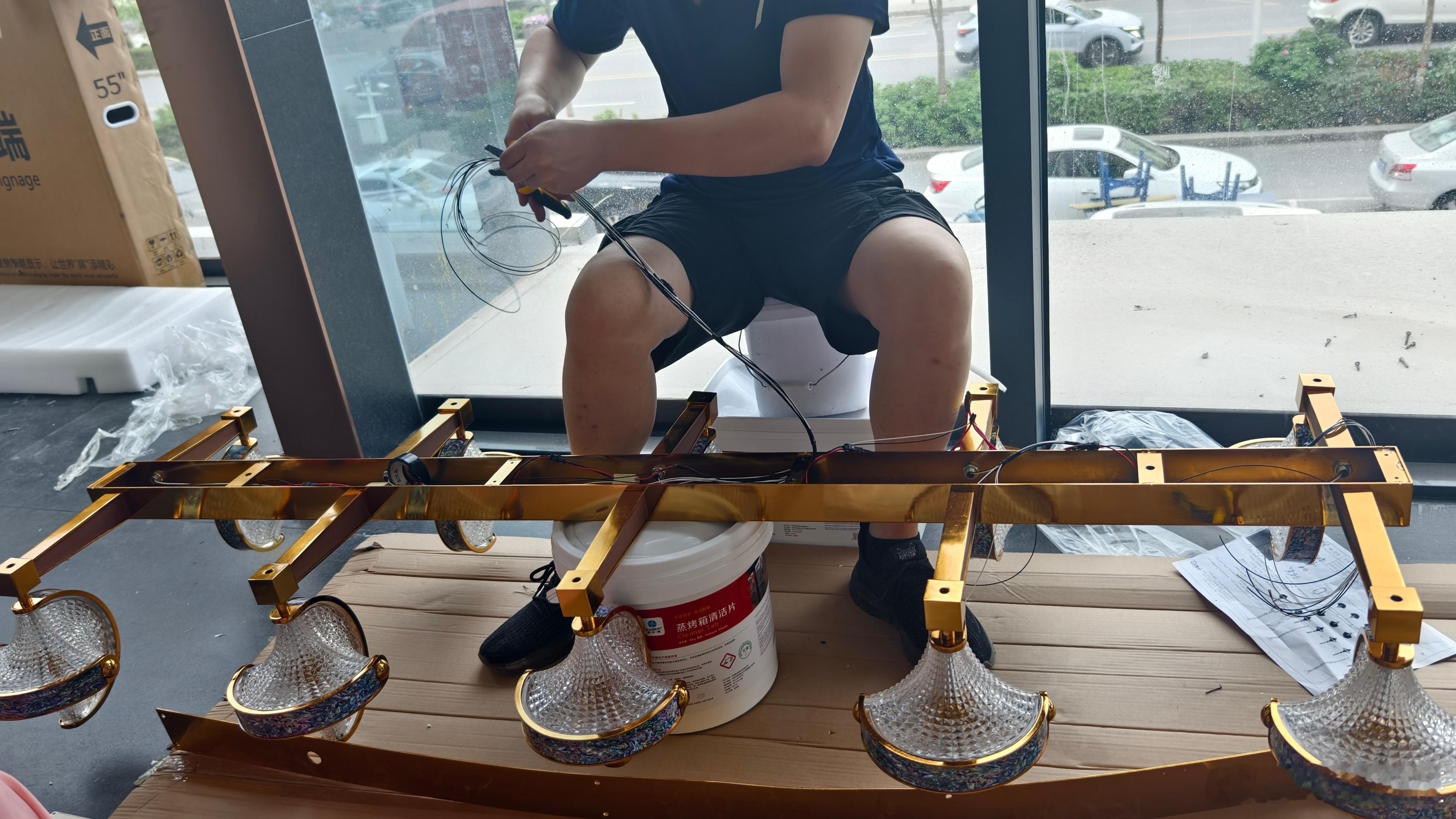 自己买的灯，工人组装一整天了，国粹已经喷到灯要短路了。定制灯为什么贵，工钱+食宿