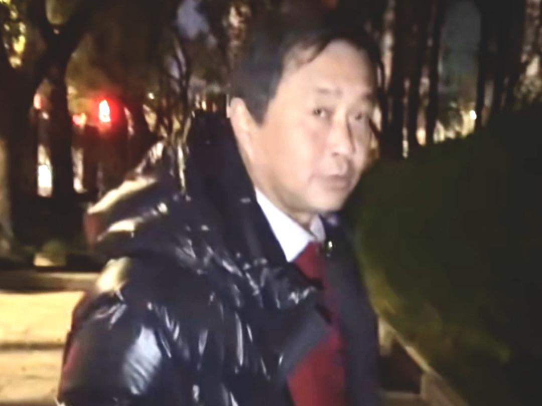 沈巍先生太难了，白天游学文化馆，被保安驱赶，无奈之下只能夜游墓地。墓地可能没有保