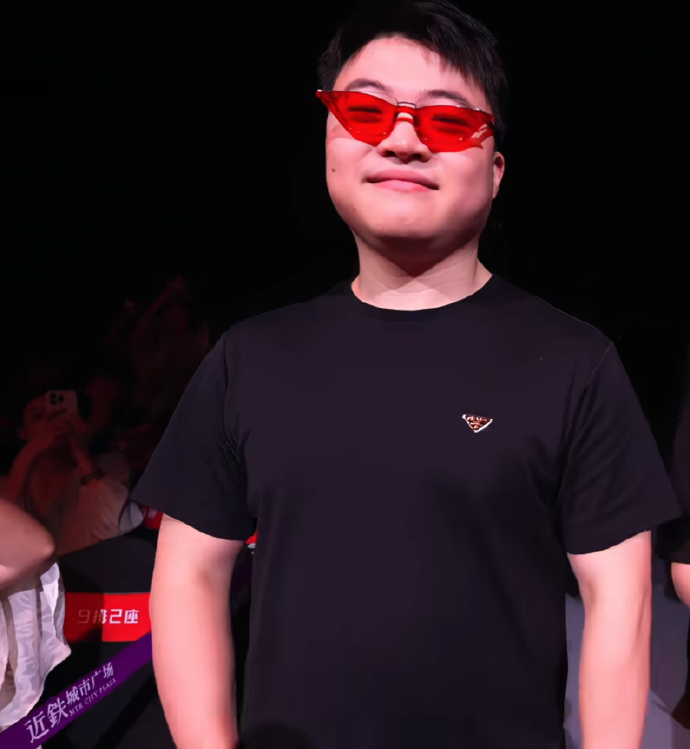 英雄联盟 大家可以看一下经典模式的表演赛！Uzi这个薇恩的红眼镜装扮是多少人的青