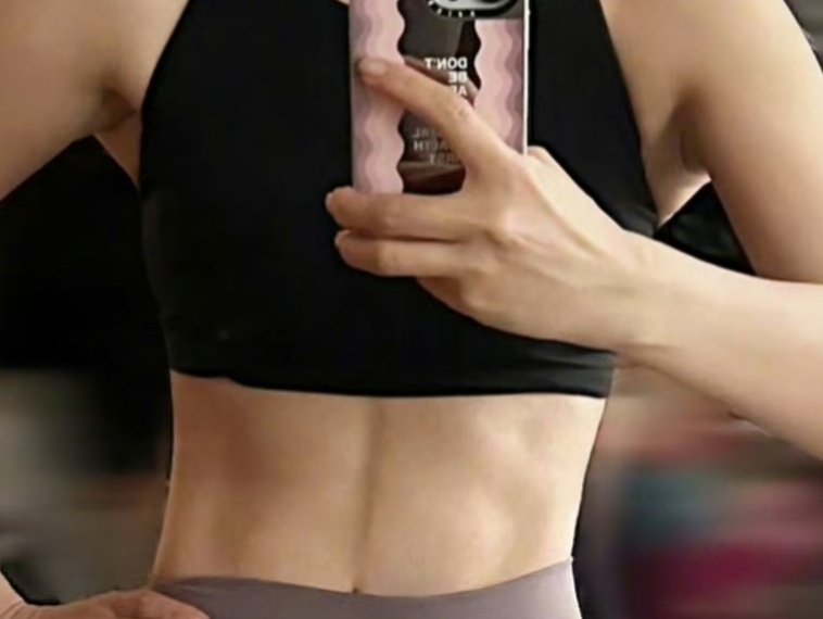 刘涛：健身的人总爱照镜子摸自己～其实我也想摸摸～ 