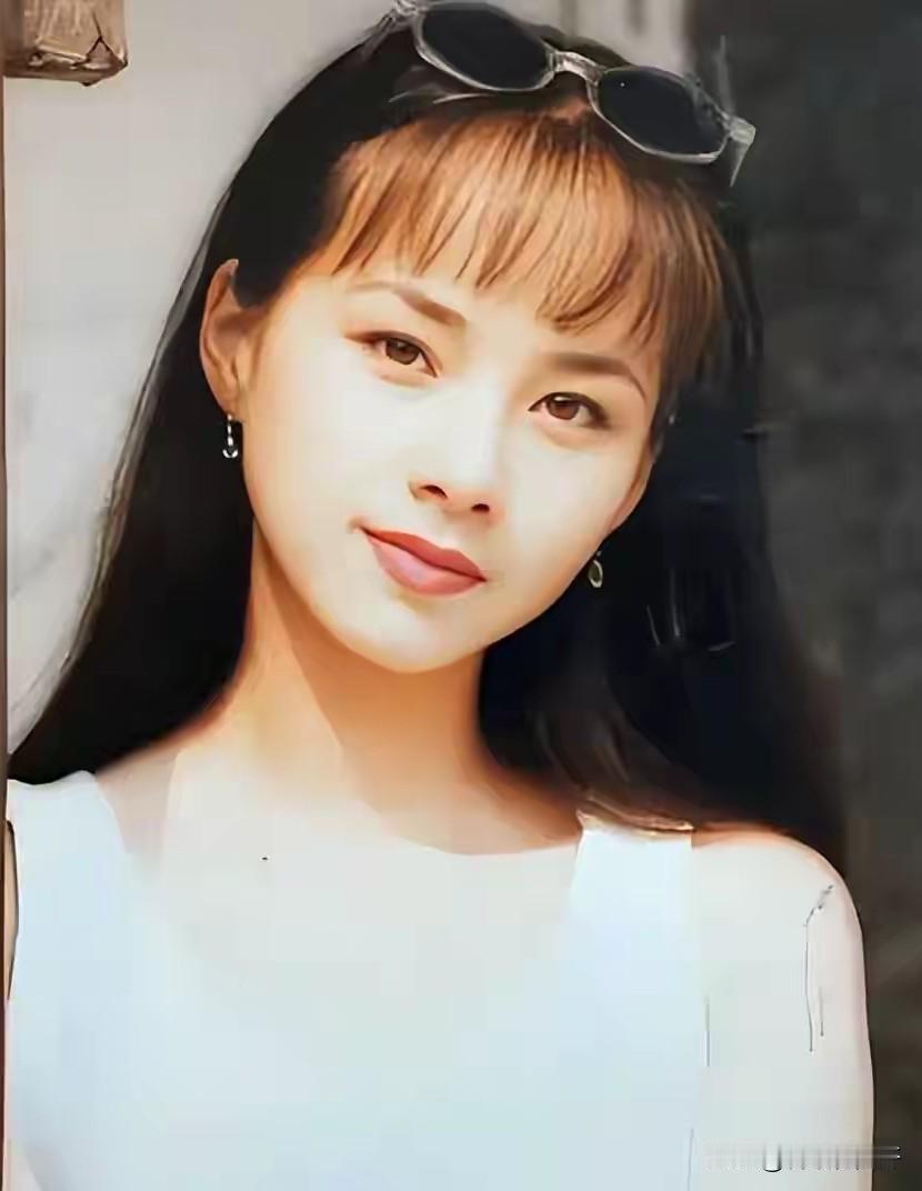 读完硕士，婚后成了全职妈妈，人到中年，想离婚，三个孩子的抚养权却一个也得不到。