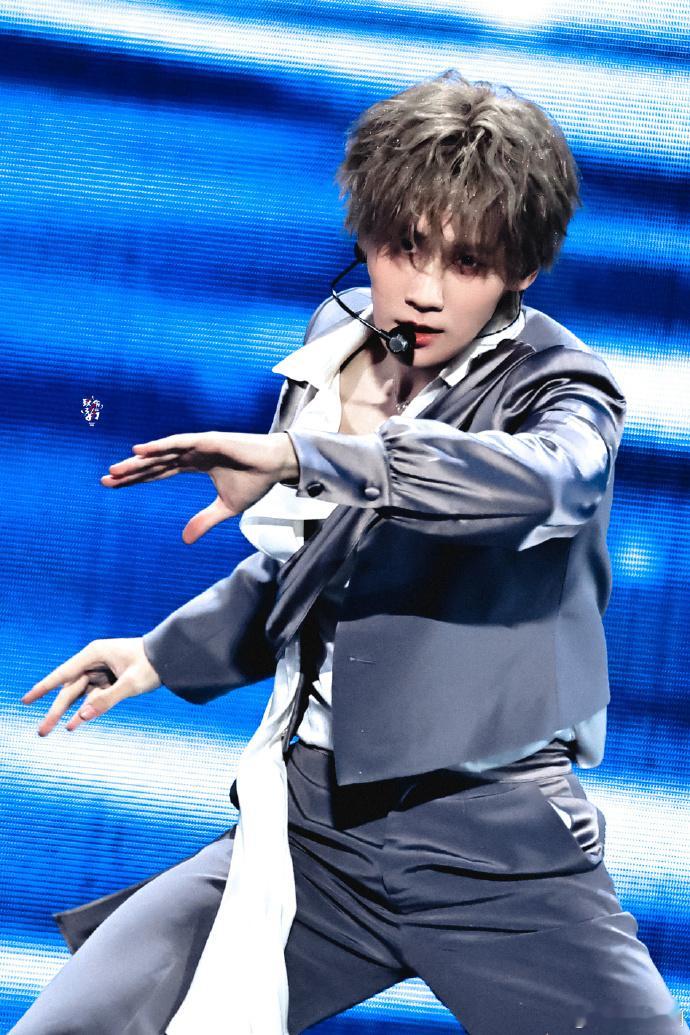 张真源的幽默和可爱真的是无敌了，姚译添一脸懵的反应也让现场气氛愈发热烈。 