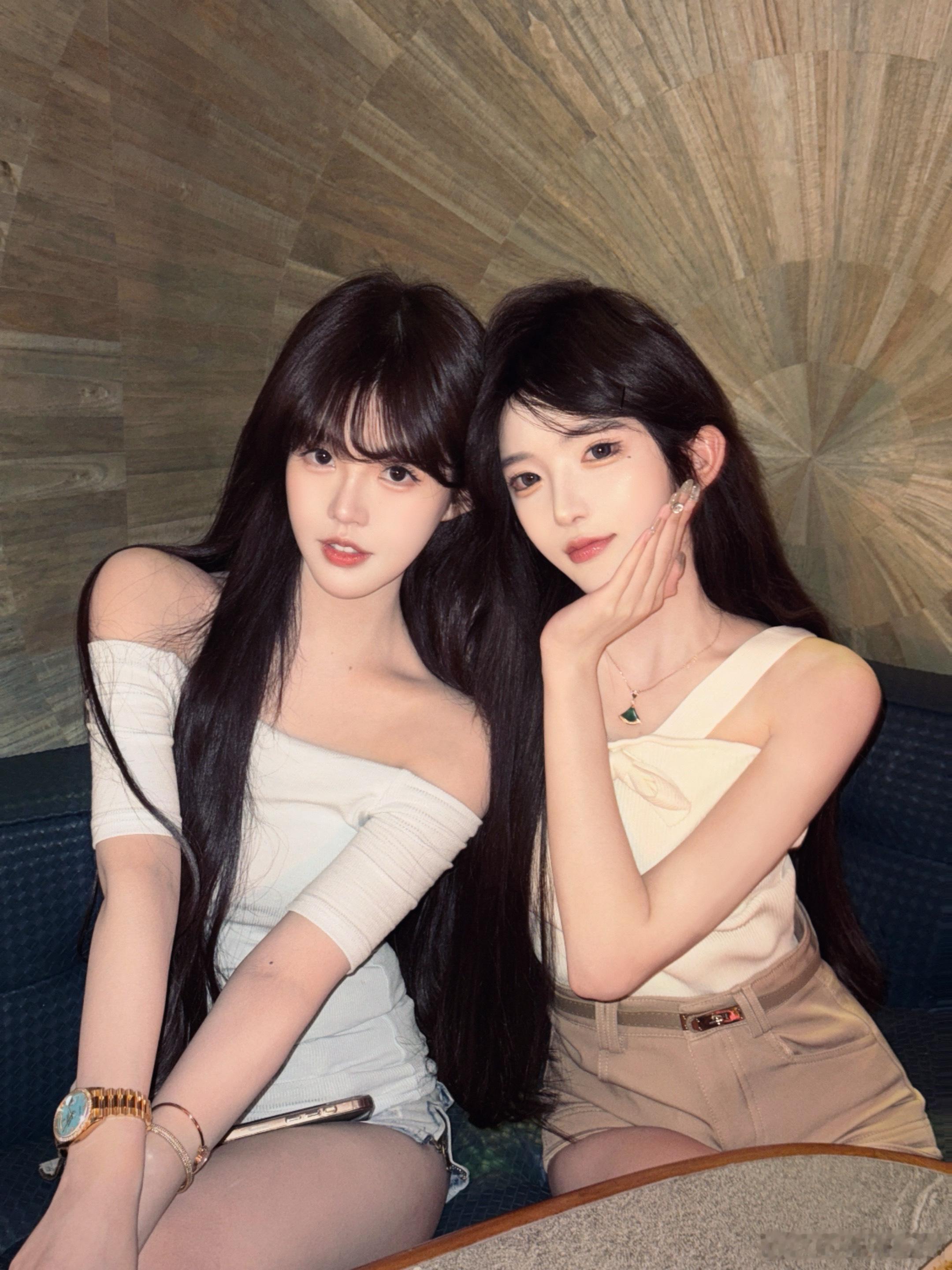 👭 ​​​
