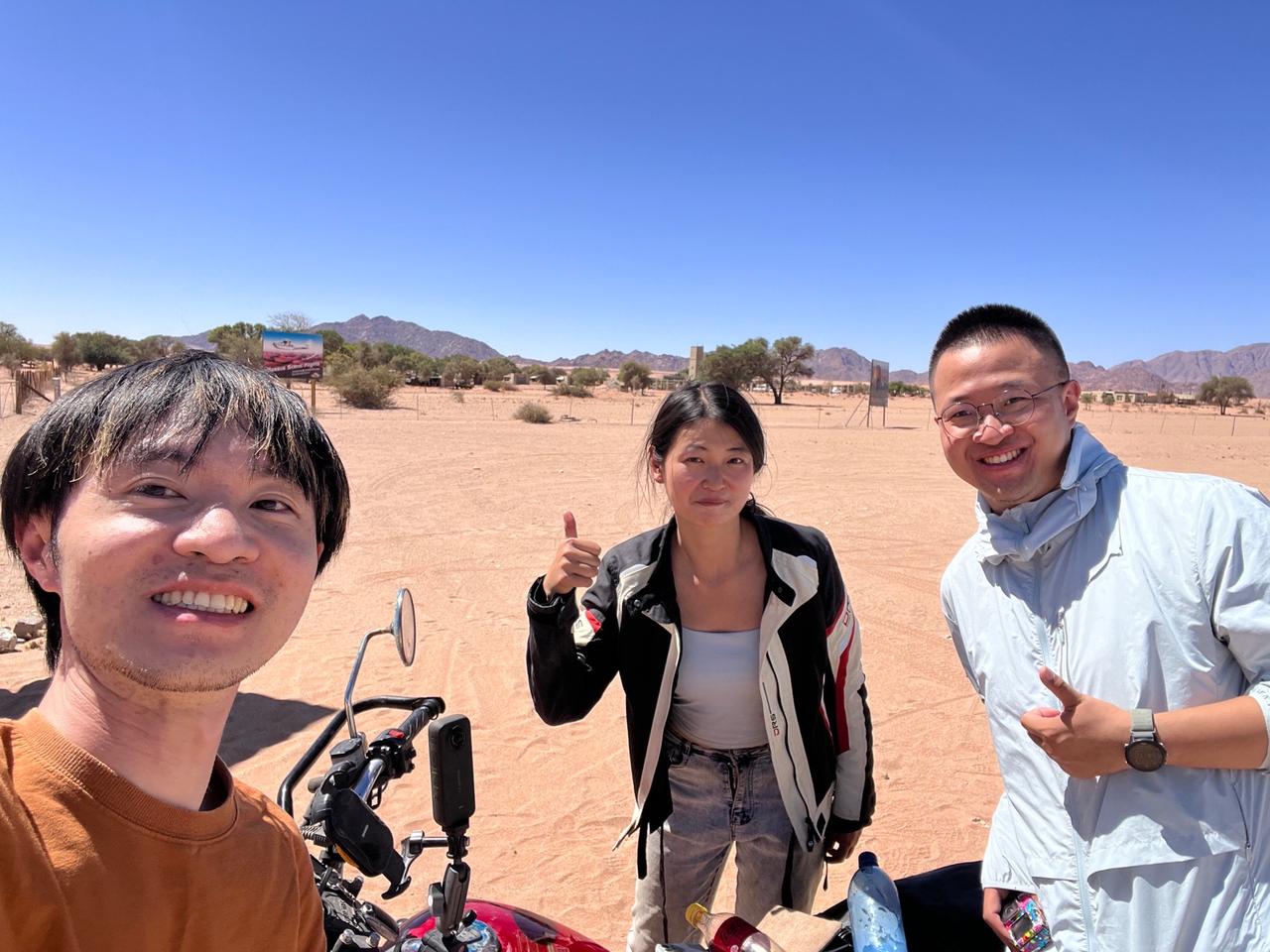 中秋节快乐，虽然车又坏了，但是居然遇到了粉丝，在纳米比亚这种人都不怎么看得到的地