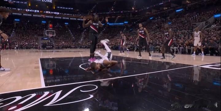 突发！文班亚马头部重摔触发脑震荡协议，G2伤退！马刺季后赛前景蒙阴影。

北京时