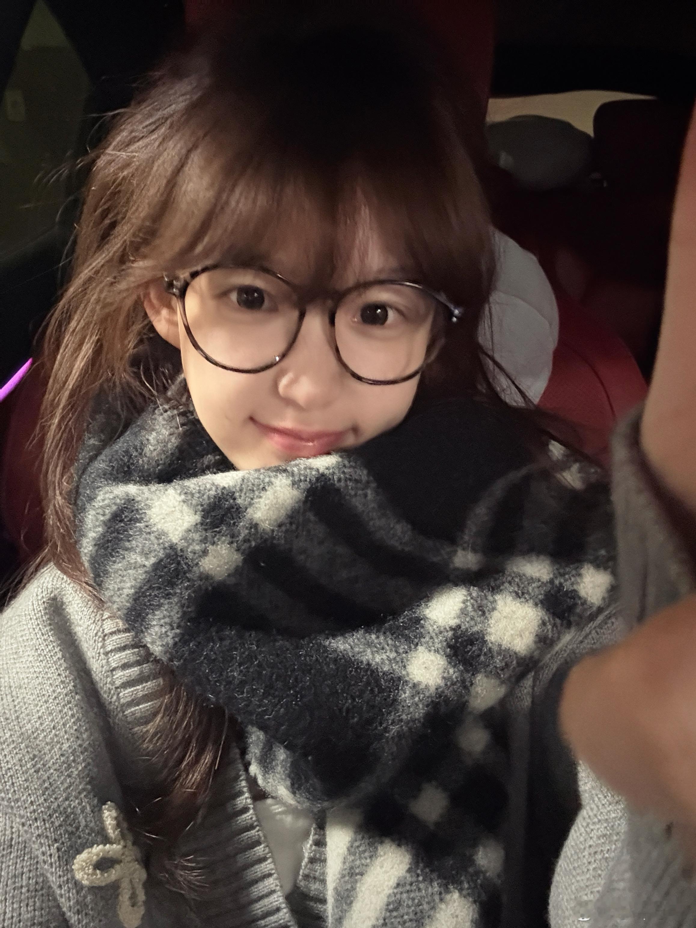 Omg！！我的两个指甲都断了 只能贴穿搭甲了