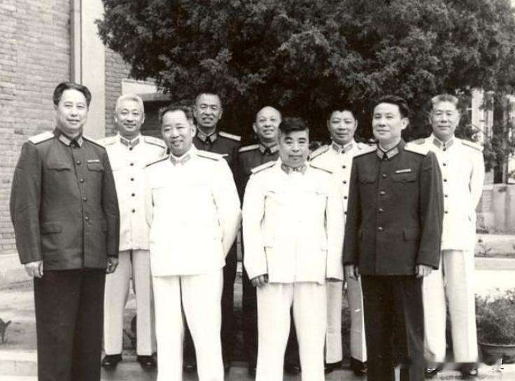 前排左二四刘亚楼，左三四吴法宪，1955年，刘亚楼被授予上将军衔，建国之后，他担