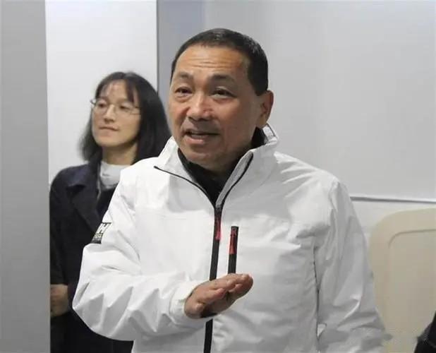 韩国瑜说侯友宜是郭靖，赖清德立即说自己的周伯通，这显然是在占侯友宜的便宜，问题是