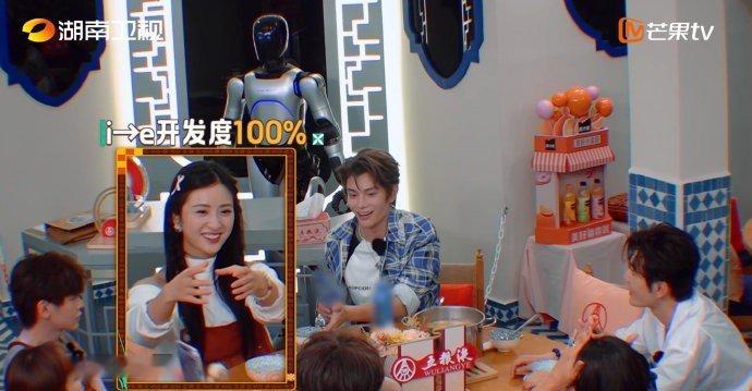 谁来把沈月的网线拔了中餐厅 沈月的玩梗能力简直是“天花板”，连述巍递个盘子都能被