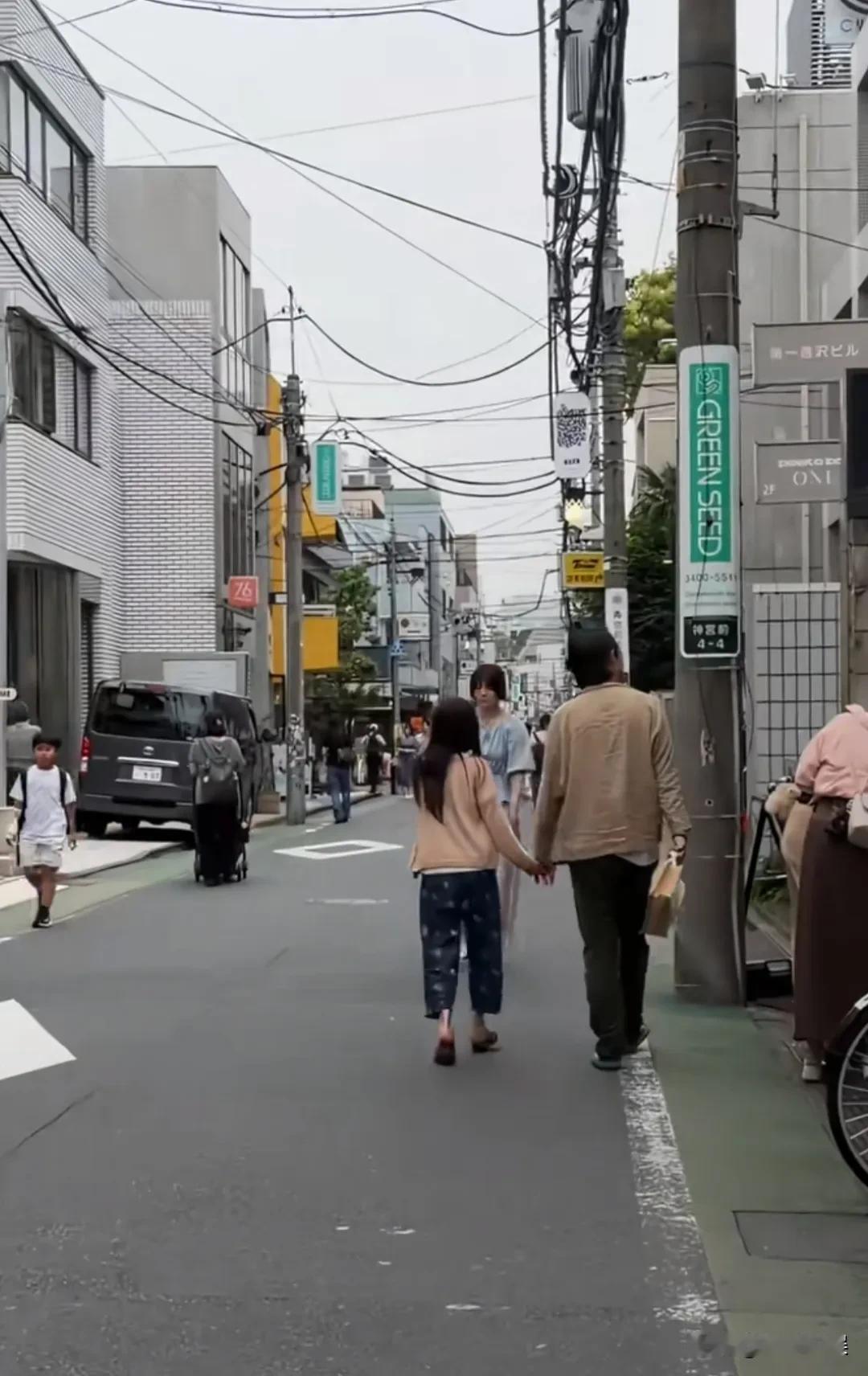 陈冠希和女儿，现身日本街头买东西，父女俩都穿着拖鞋，这松弛感拉满。
女儿Alai