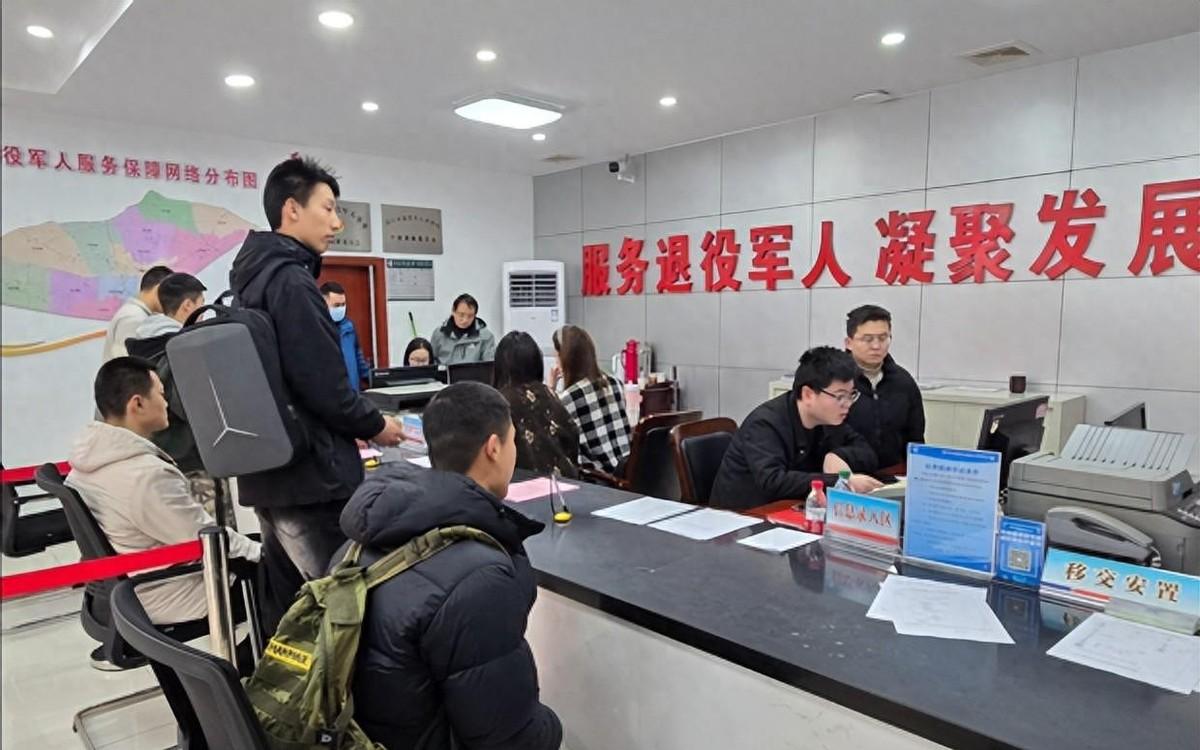 18年一位94岁老人登记老兵身份，工作人员一句话后他出示一物，政府部门高度关注这