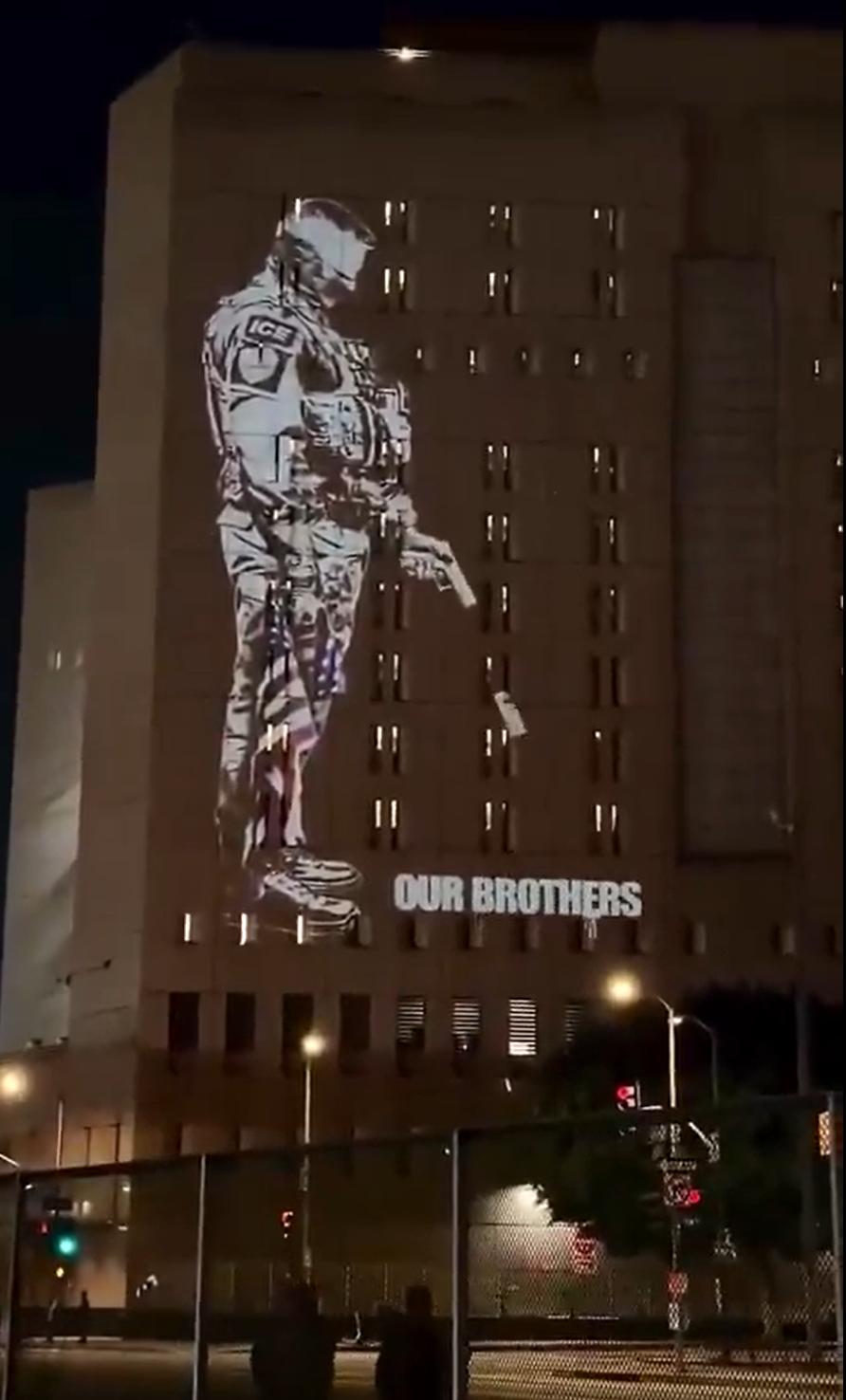 美国人也学了一招：
往ICE大楼墙上放投影！