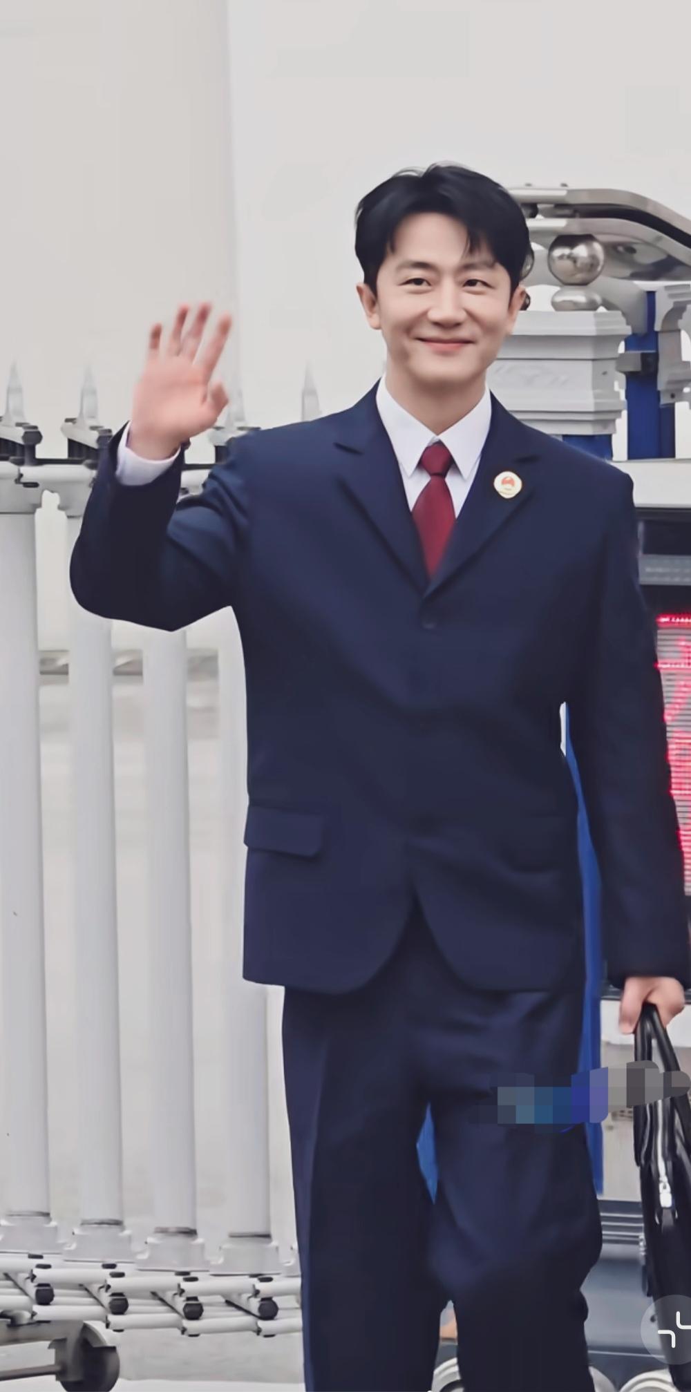 黄轩的检察官造型干净利落，温润亲和；自带儒雅书卷气，正装出镜自带正派检察官面相。