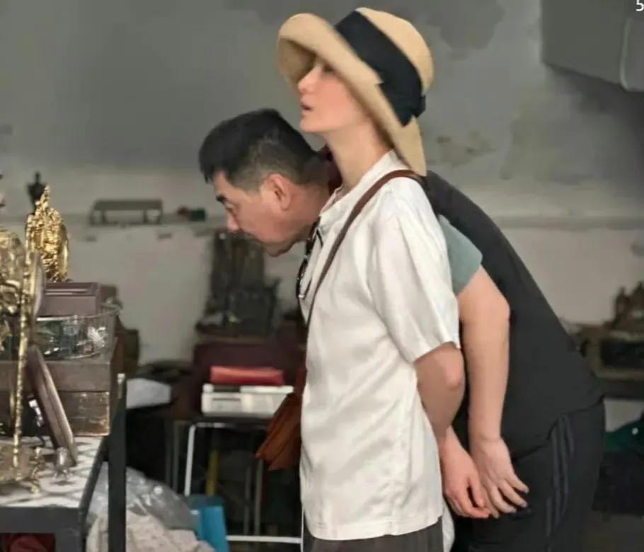 蒋勤勤这么死心塌地的和陈建斌相濡以沫，不是因为陈的江湖地位，而是他的浪漫和才华，