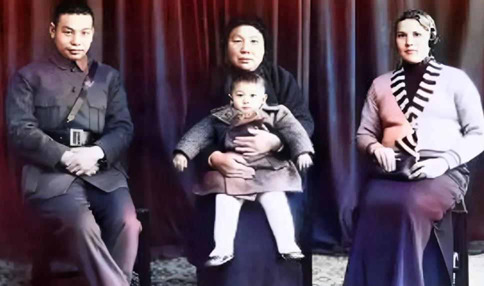 1939年，在中国某处的一栋楼里，一个金发碧眼的女人突然脱光了衣服，从楼上跑到楼