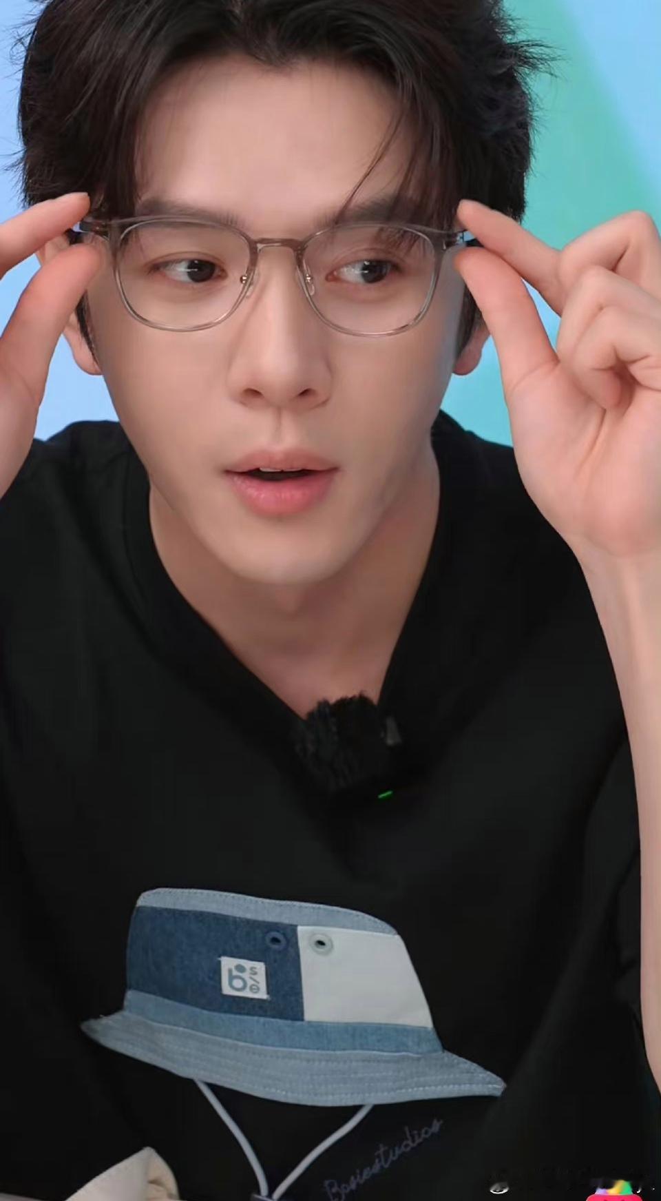#李佳琦否认整容#有粉丝直言李佳琦的下巴似乎变了模样。面对这一质疑，李佳琦毫不犹