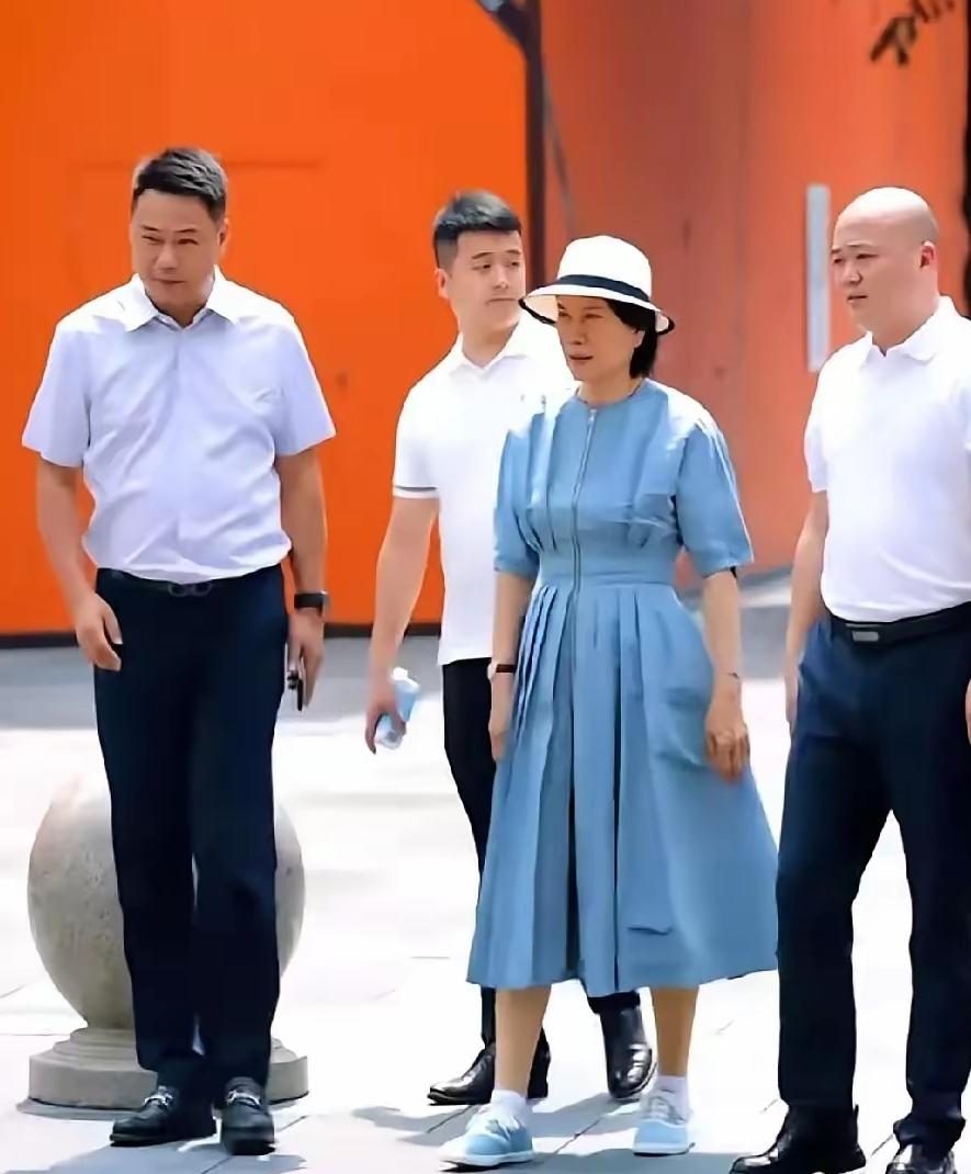 71岁铁娘子街头画面破防！
 
昔日叱咤商场、拍桌震慑一众高管的铁血女总裁，如今