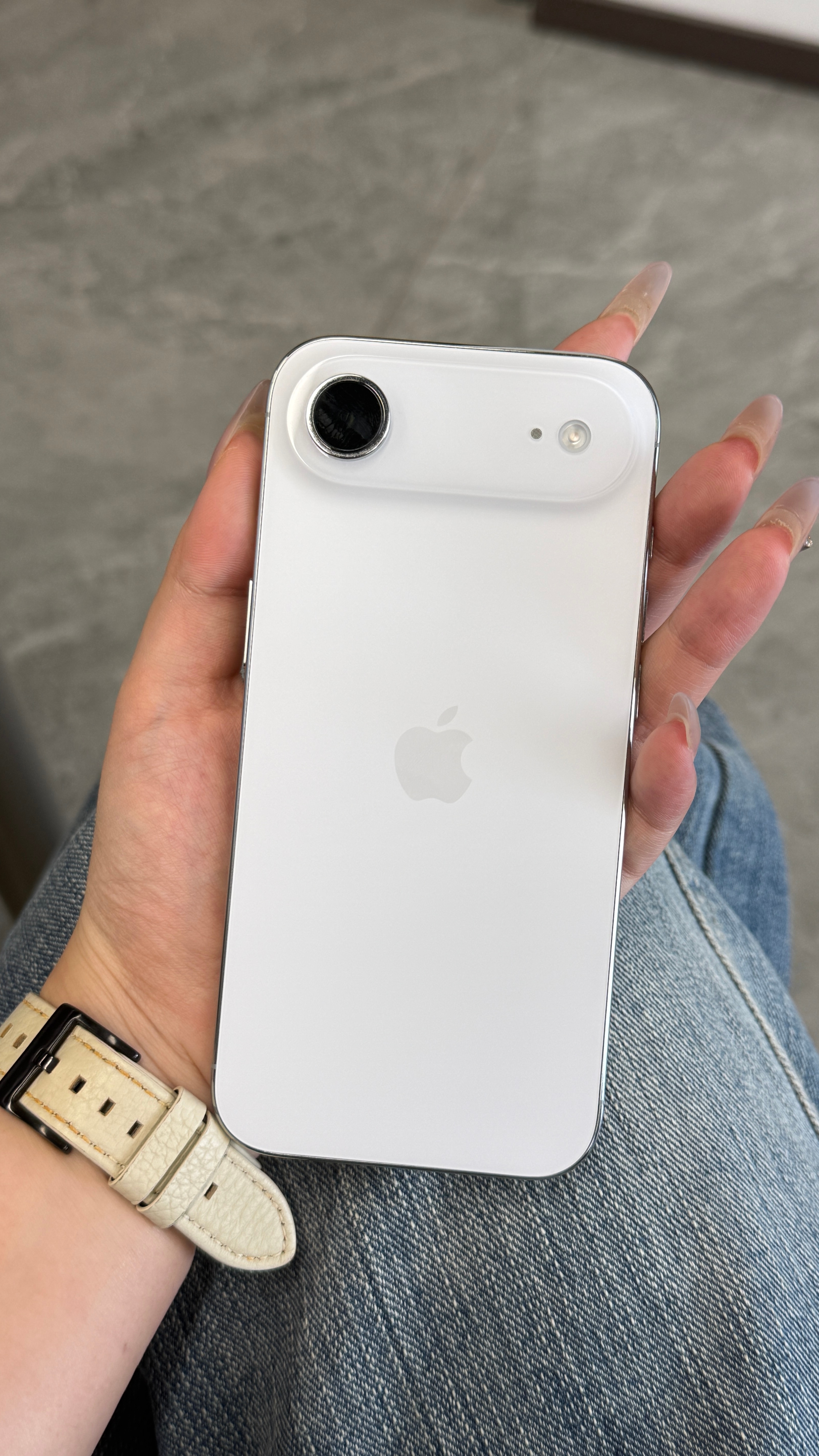 iPhone Air开售遇冷其实能理解，虽然手感好但是续航确实做不了主力机，毕竟