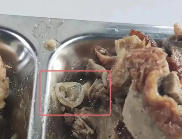 广州一职校食堂吃出胶制异物，学校称异物是鸭子眼球膜，市监局：已责令涉事食堂关闭
