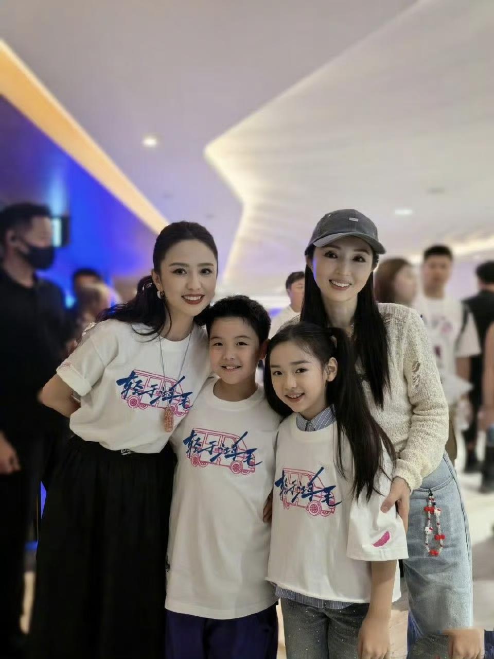 炸！
央视晚会藏王炸！
太令人羡慕了！
董璇女儿小酒窝、佟丽娅儿子朵朵这对“青梅