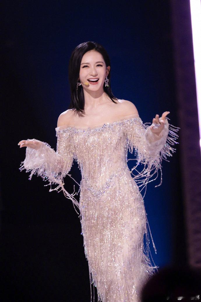 谢娜娜就聊姐姐主题曲谢娜把乘风日常写成了歌真的有被温暖到，原来那些闪闪发光的瞬间