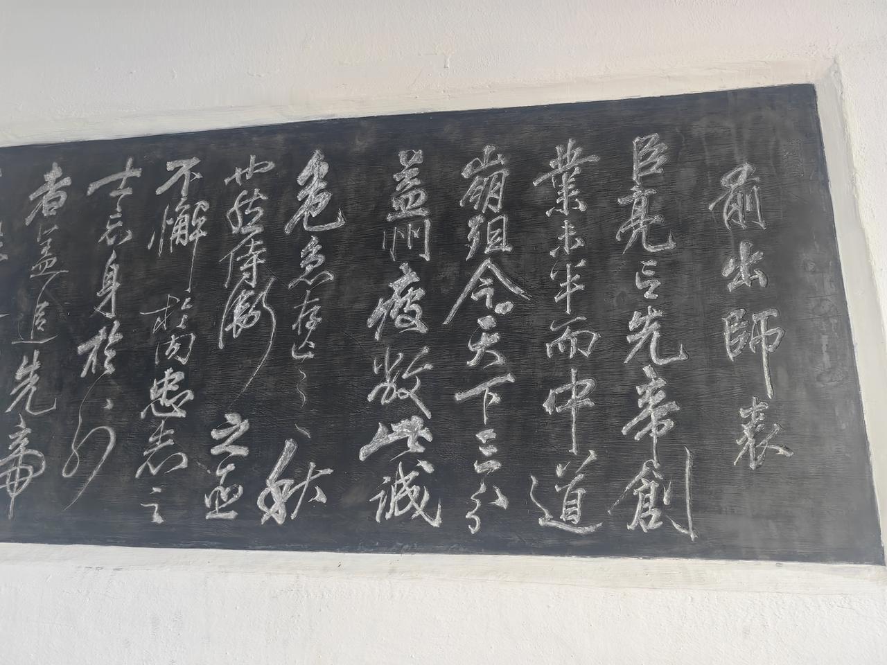 诸葛亮写《出师表》根本不是表忠心，而是临走前给刘禅下的一封“职场最后通牒”。
