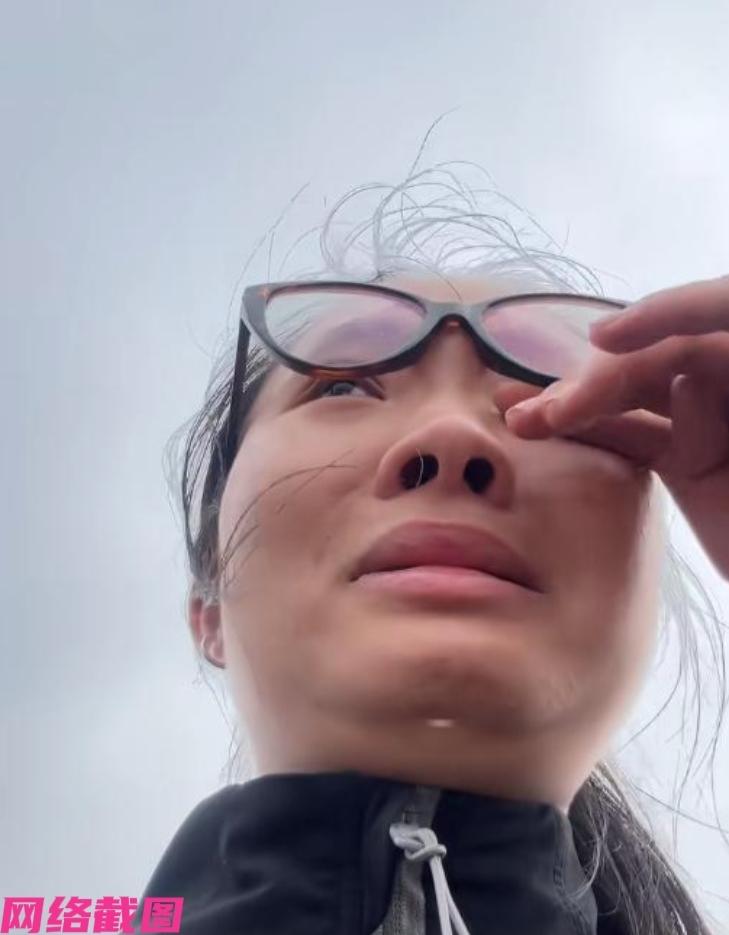 河南有小夫妻开收割机，来湖北某地帮忙收小麦，却没有想到遭遇到不公。

在于小夫妻