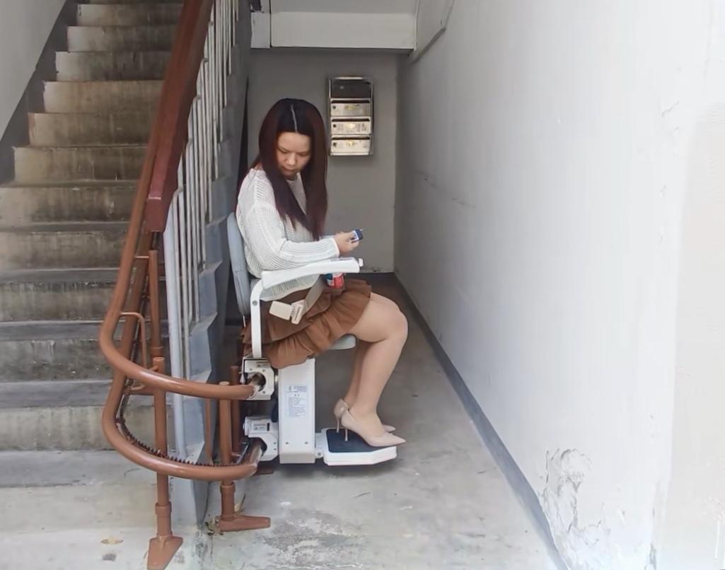 新型助老电梯面世，能否成为加装电梯的主流，现实性令人担忧。老旧小区加装电梯的反对