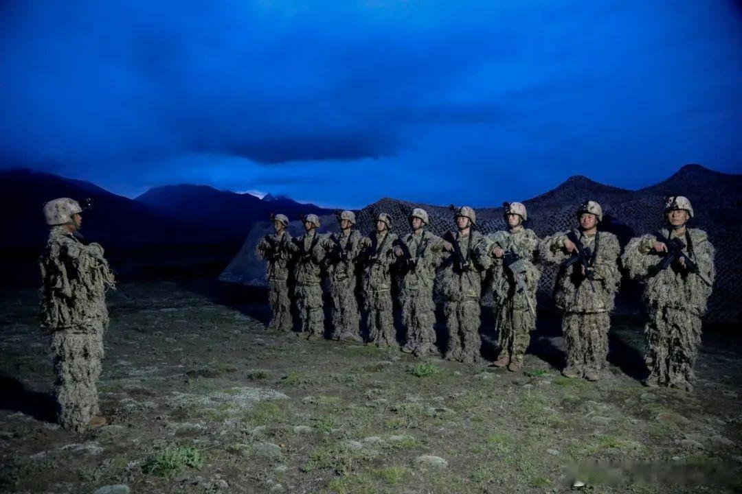 开路先锋号[超话]某旅一场夜间红蓝对抗演练在高原某地域悄然打响 全面锤炼部队在暗