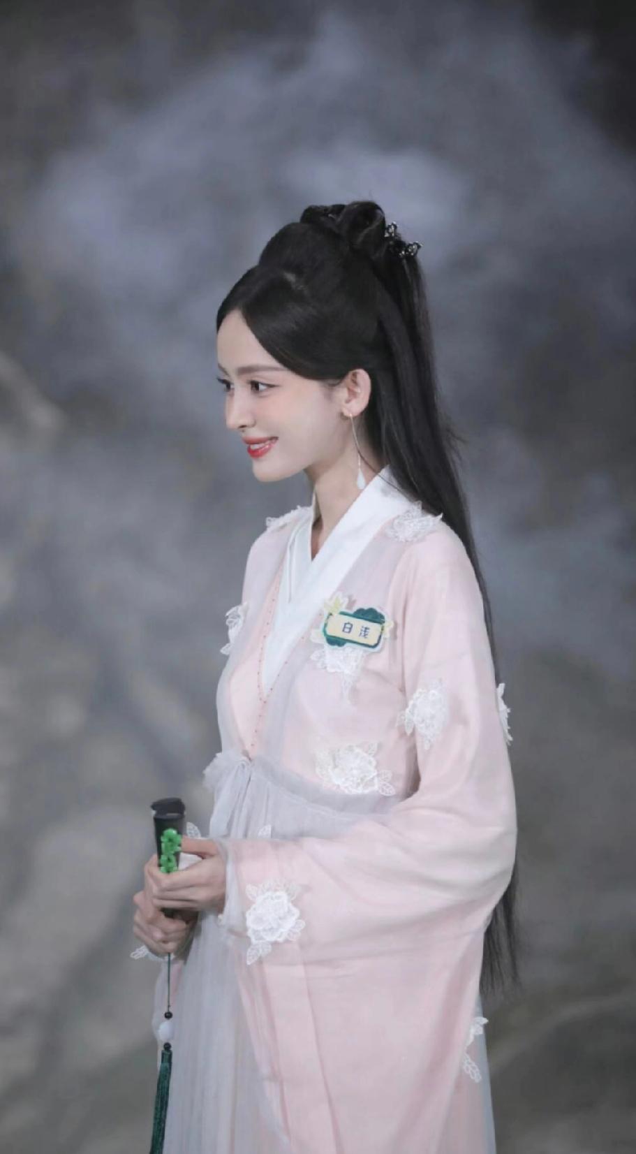 看到娜扎的白浅，又想起温柔的四哥

他微微皱眉的样子，把疼爱妹妹的哥哥展现得淋漓