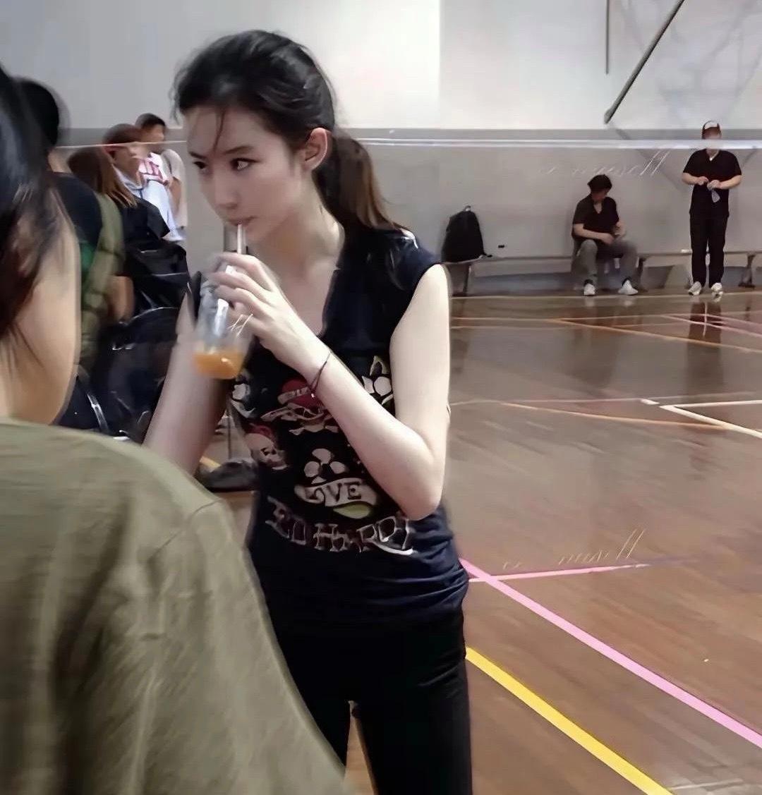 这才是真实的刘亦菲！现场手机偷拍，没有任何后期制作和滤镜 