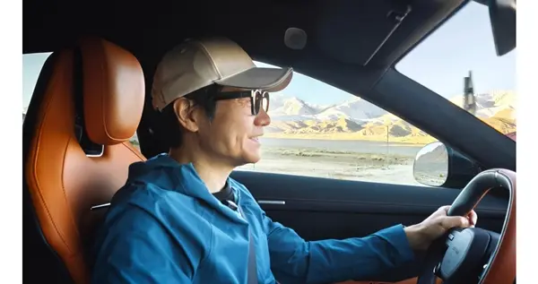 雷軍曬新疆親測小米YU7照片：單手握方向盤 表情輕松