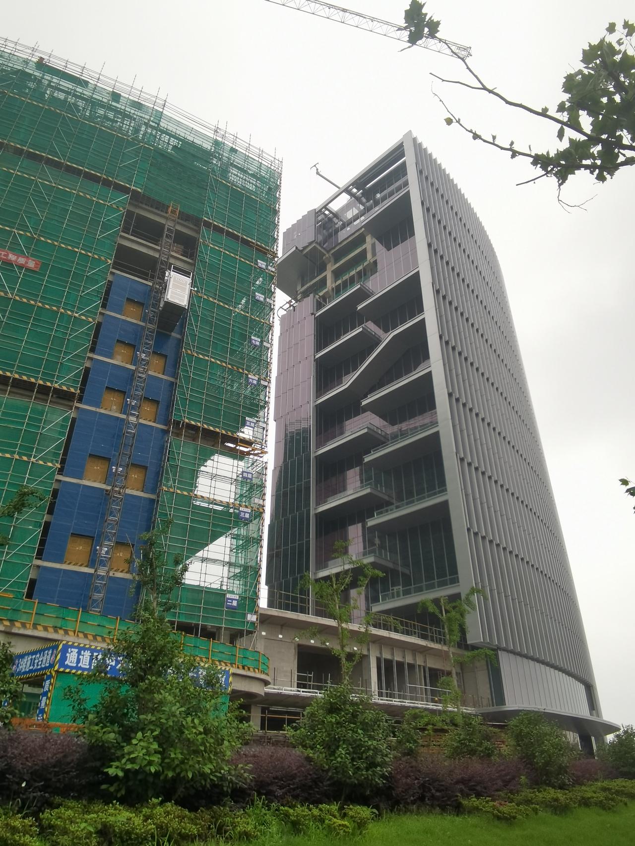绍兴保税区商务中心酒店再等着17楼的空中走廊，再有2个月3号楼就能建到17楼，空