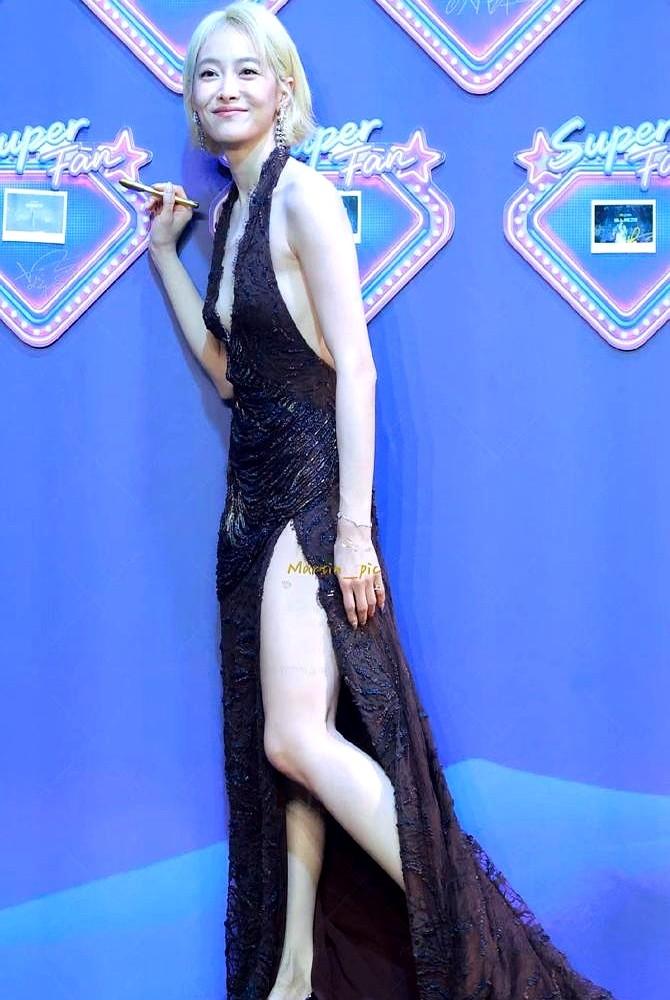 宋茜这次真的杀疯了！

前一秒，红毯上金色短发、深V礼服还被吐槽“显老显壮”，说