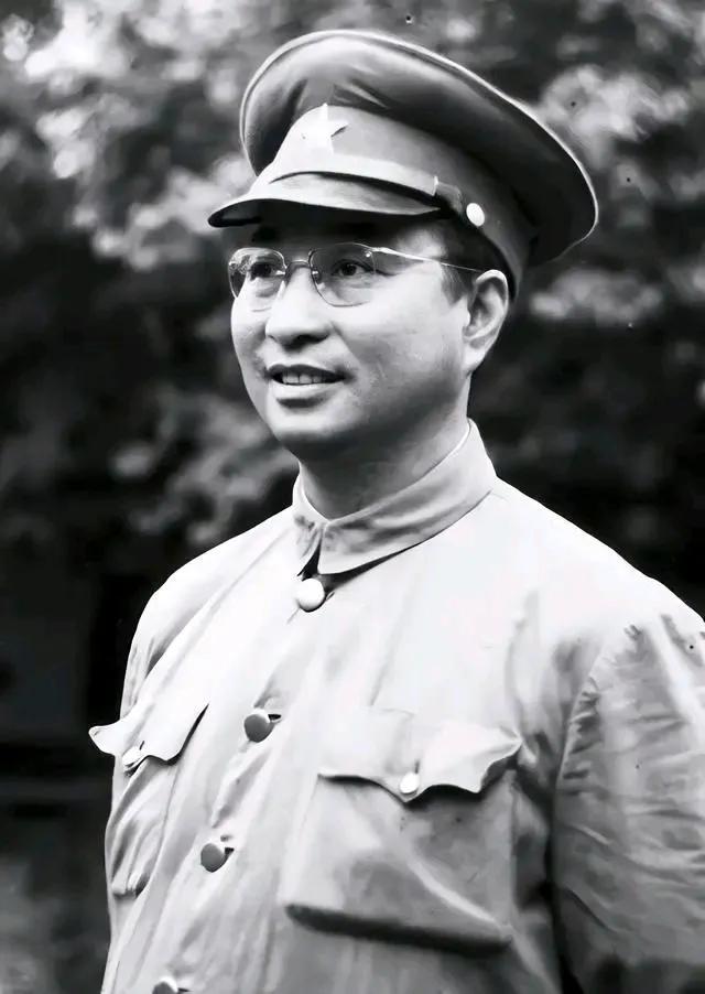 要说在我军将领中人脉最广的当属陈庚大将，几乎是无人能及。
有一次陈庚去功德林探望