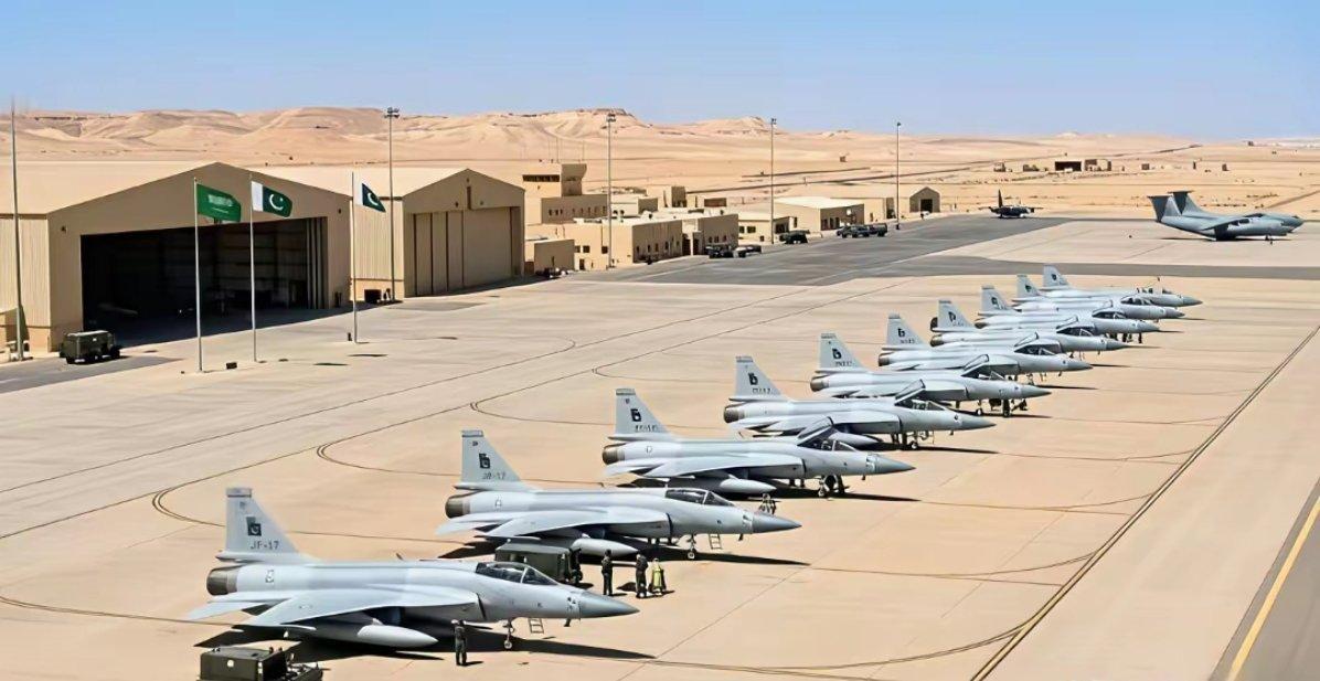 驻扎在沙特空军基地的巴基斯坦战机群。机场上停放着10架枭龙战机，远处停放着2架伊