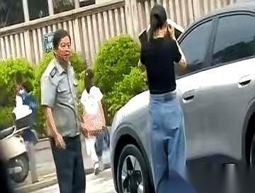 皮鞋踹在身上发出一声闷响，紧接着是一记清脆的巴掌。就这两下动作，直接干没了一个保