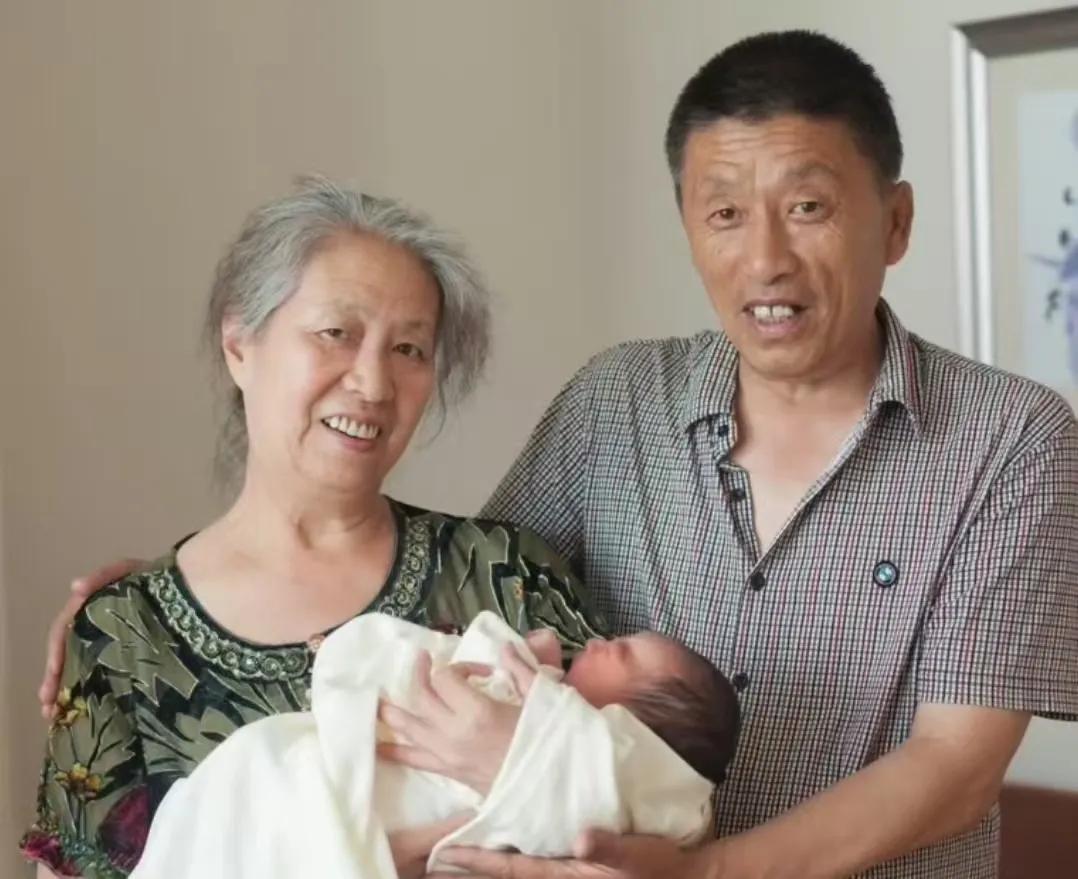 张雪峰老师的母亲在2022年失去丈夫，现在又失去了儿子，未来只有孙女和儿媳陪伴在