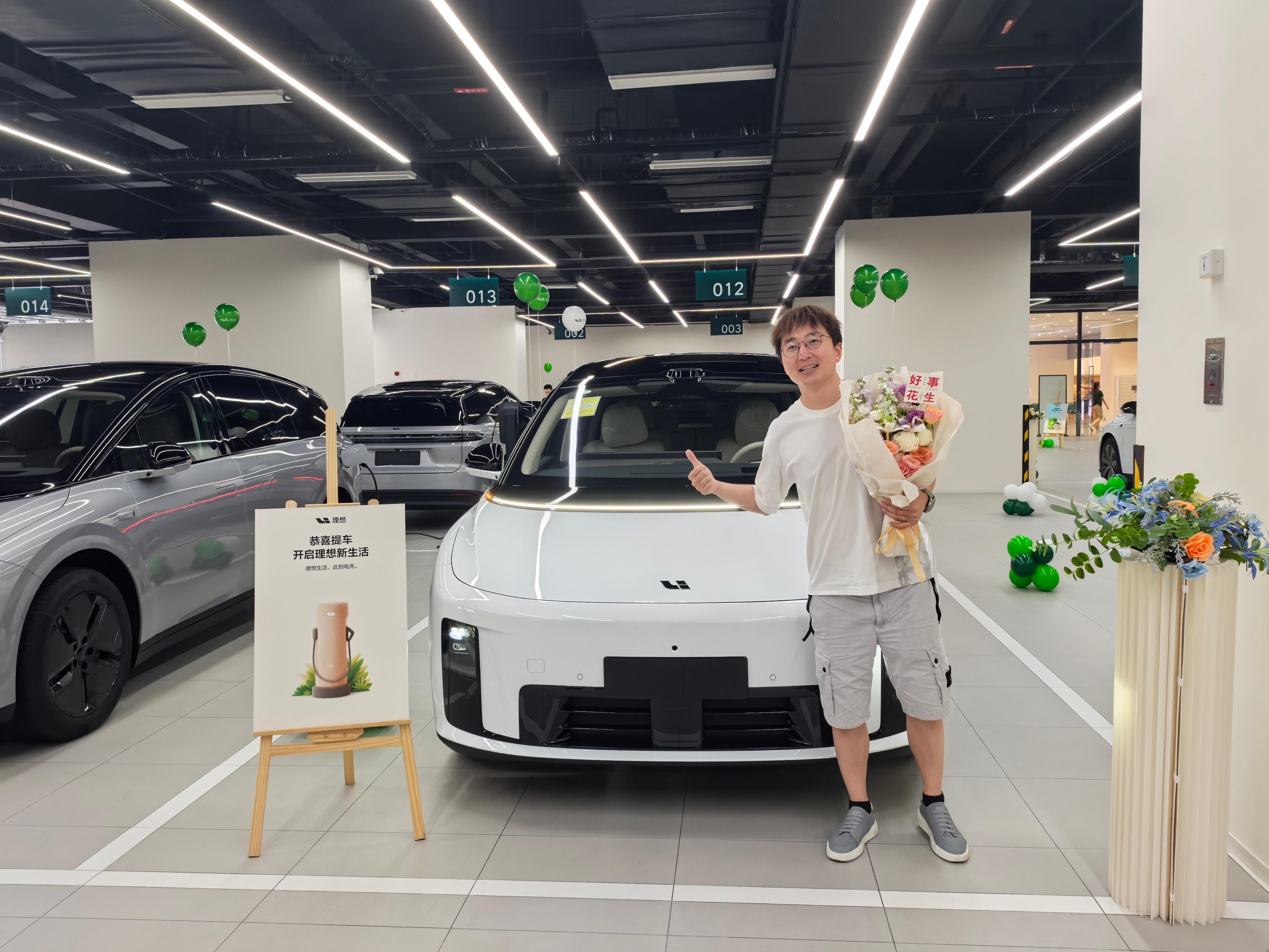 理想 i8。VLA 辅助驾驶模型、顶级 NVH 和底盘质感、高品质的大六座。稳！