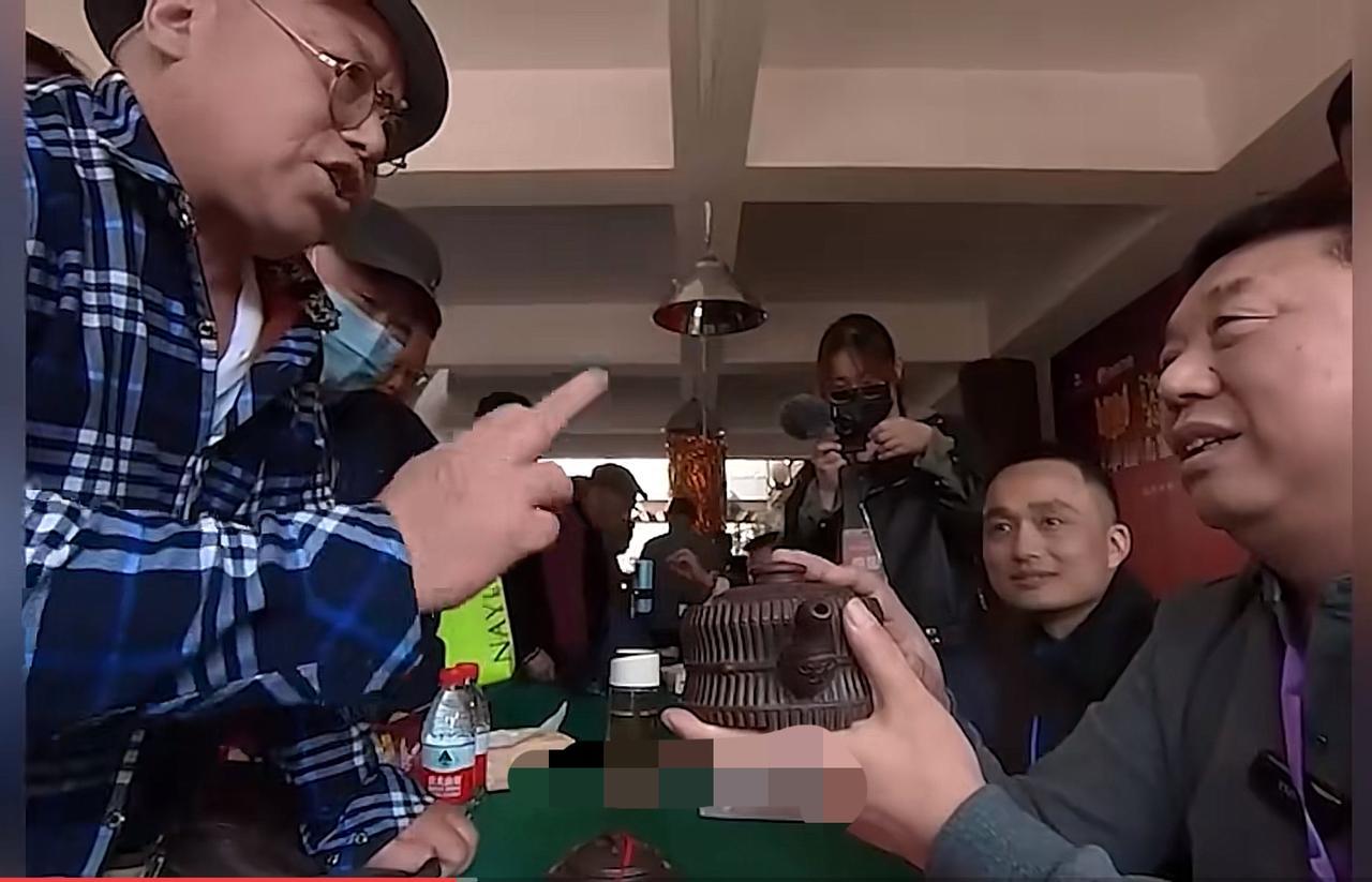 新壶必须说老壶，
否则老汉就不服。
你们专家看不懂，
又给整出这一出。
听我给你