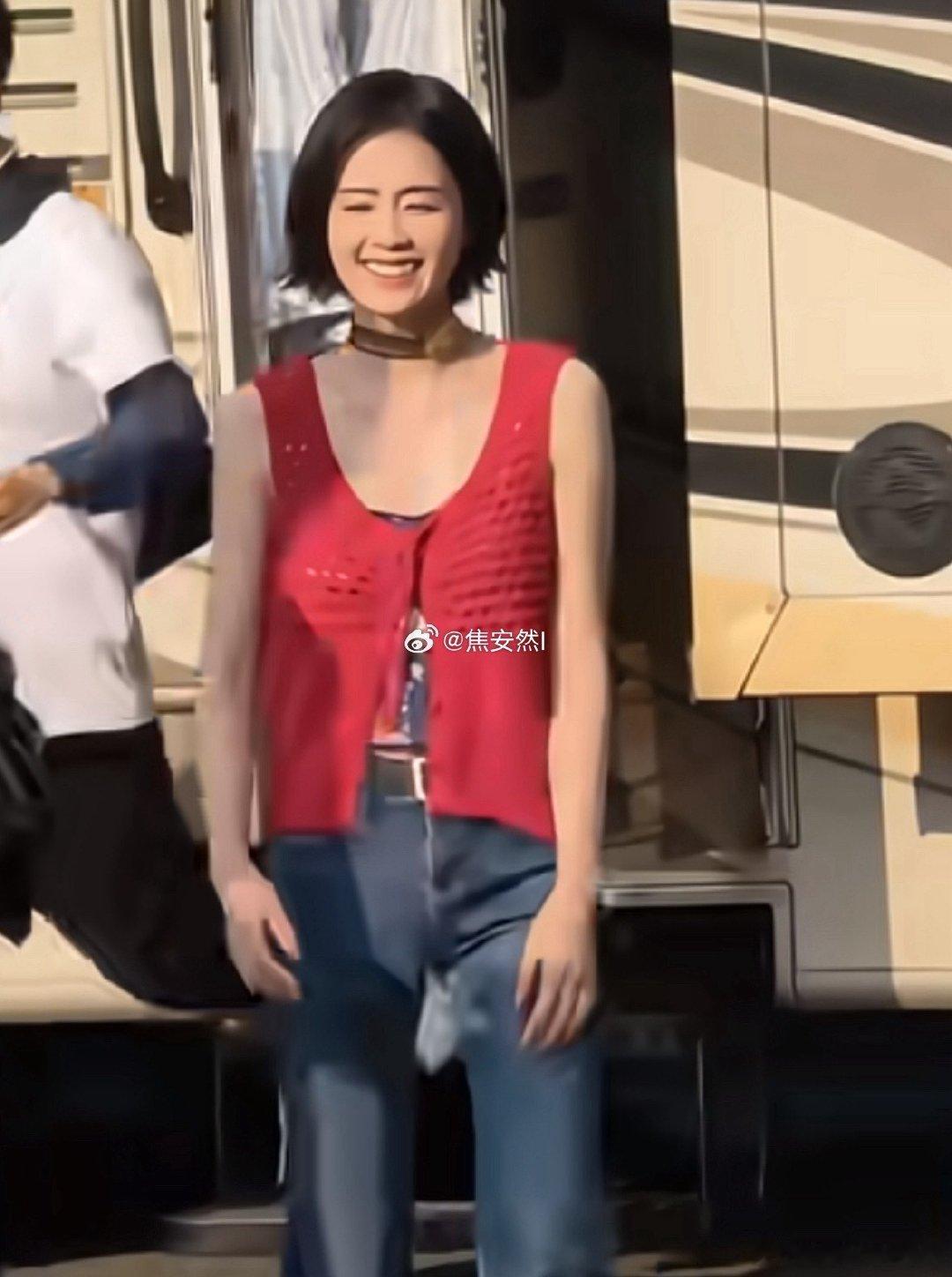白鹿短发港风女郎 这红背心太绝了！复古又明艳，白鹿短发一剪，瞬间穿越回90年代，