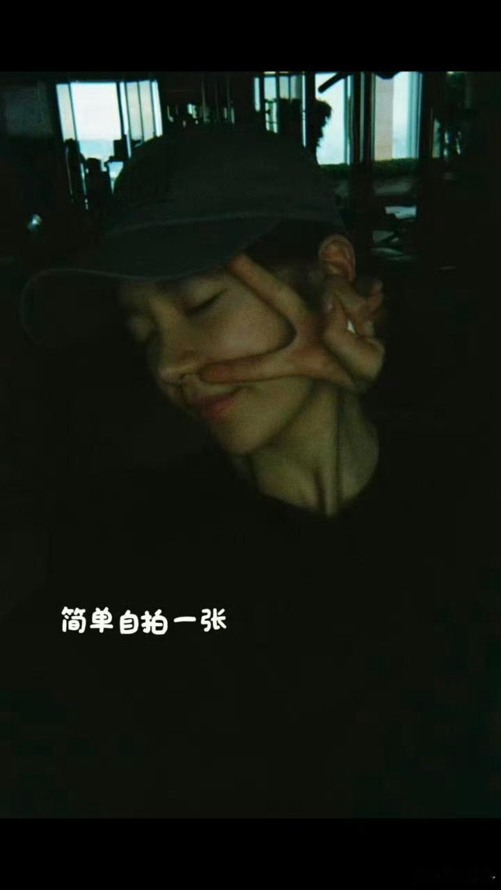 张月素颜扛住了所有镜头张月素颜照被曝光了视频里叭啦叭啦说了一堆，我全程只看张月的