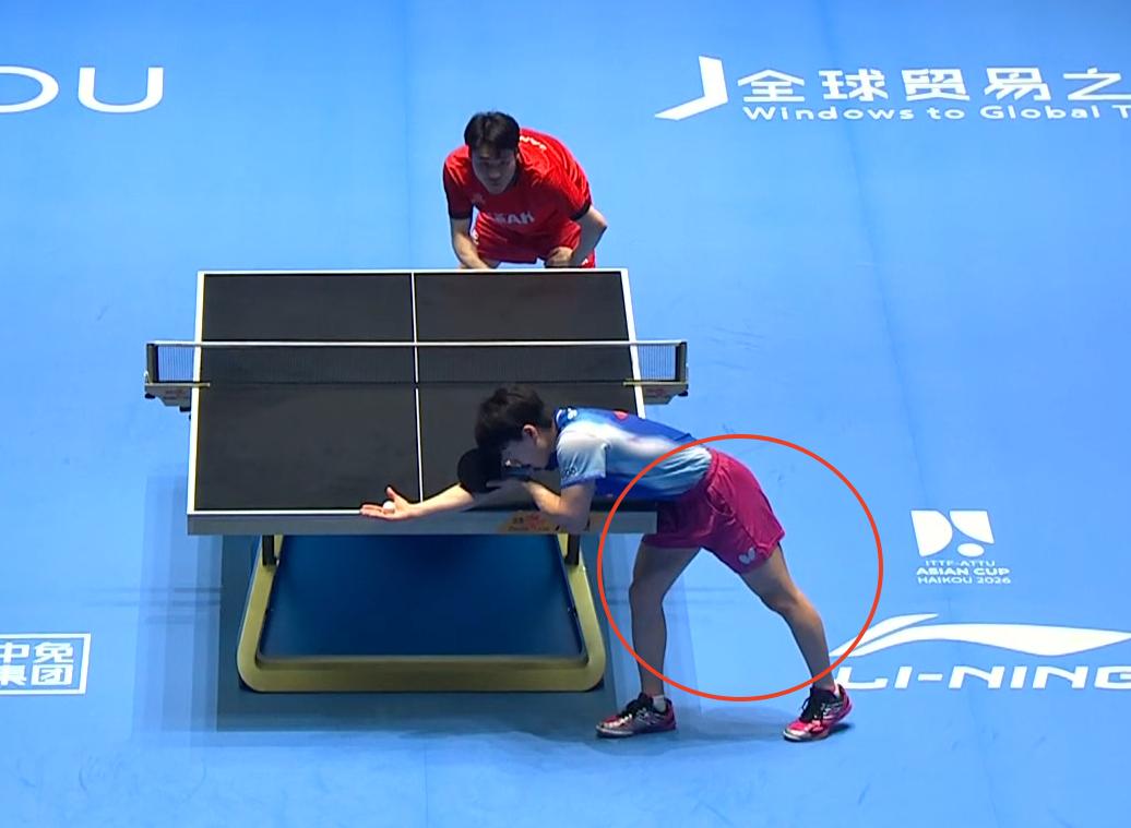 哈哈，日本世界冠军也会穿错球裤！

今天大登和张禹珍的比赛中，
穿了蓝色球衣，