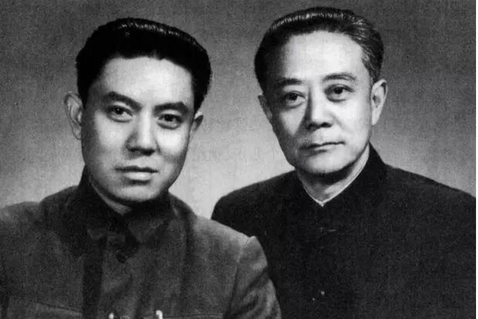 邓力群和兄长，一张罕见的合影，这张照片拍摄于1950年冬天的北京照相馆，左边是邓
