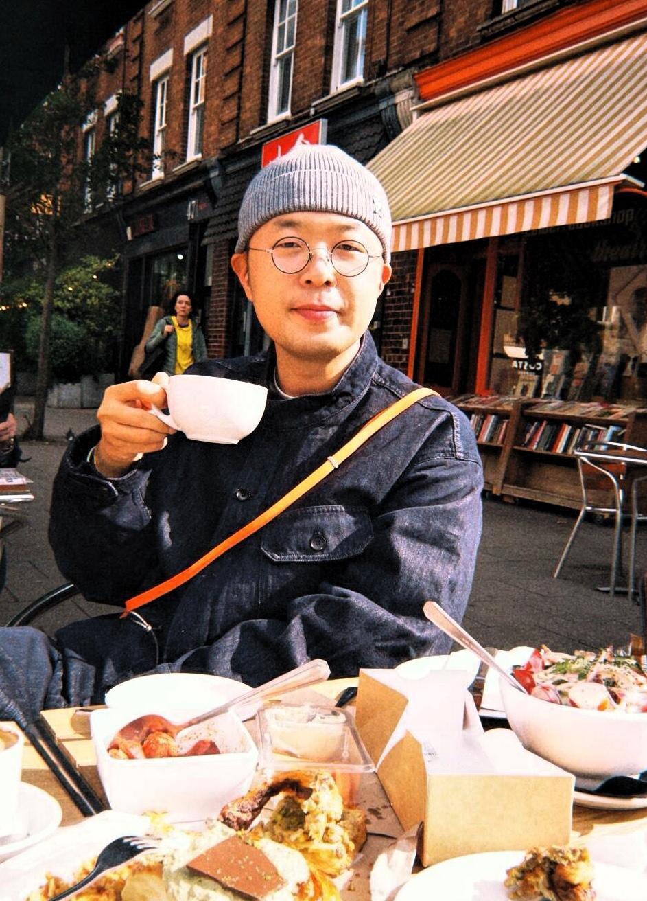杜海涛去英国上学了，
你以为他是为了提升自己？
其实是为了掩饰没有工作的尴尬！自