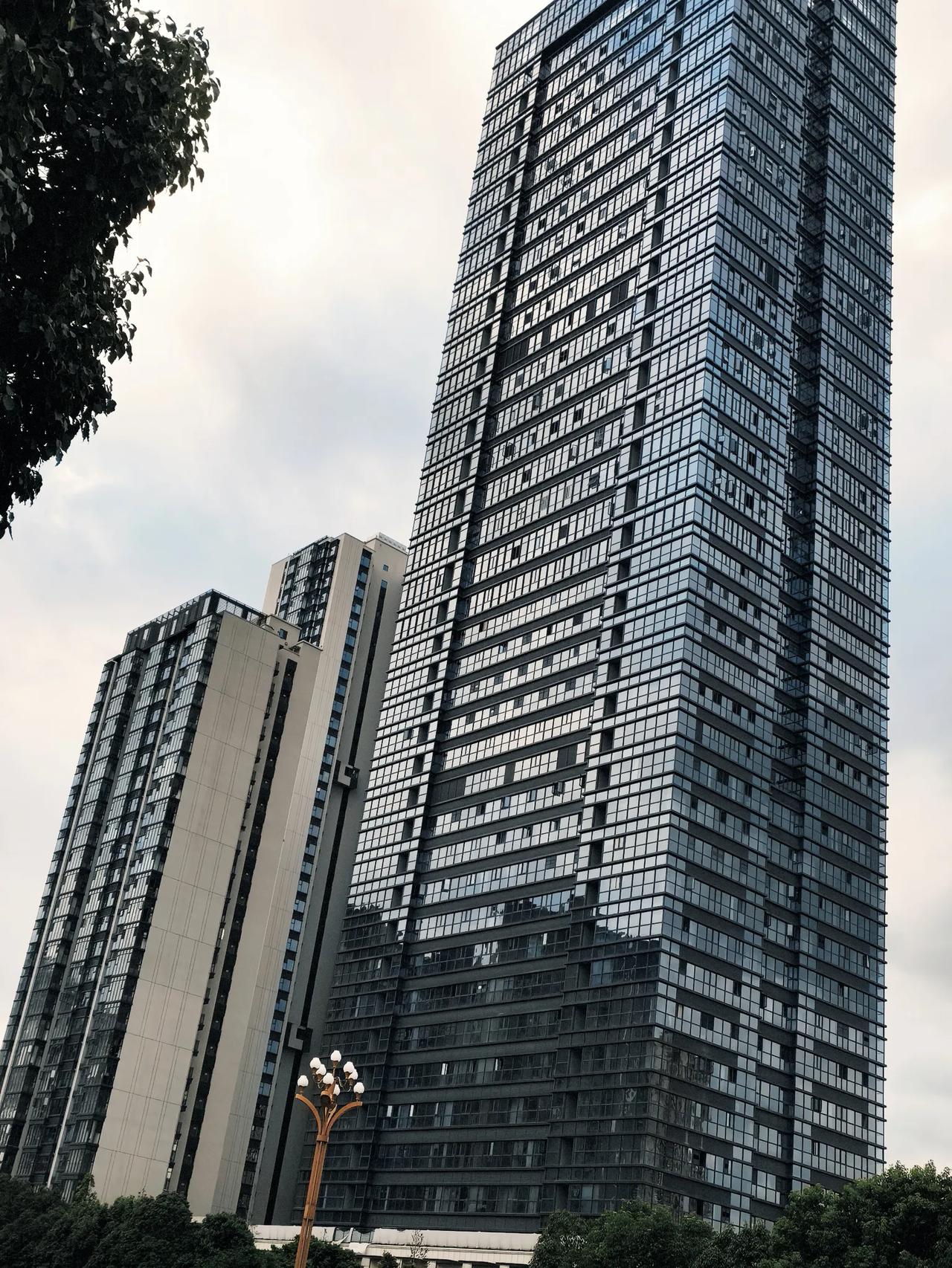 这是之前佳兆业城市广场的项目，后面烂尾了的，后面被润城的开发商接手了，还是建那么