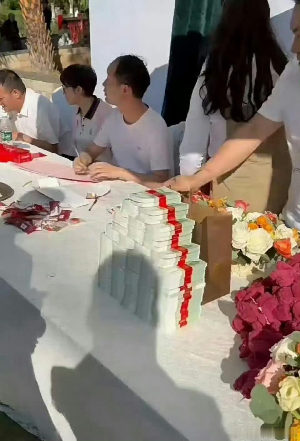 听说是新郎前女友送的，大手笔啊！ ​​​