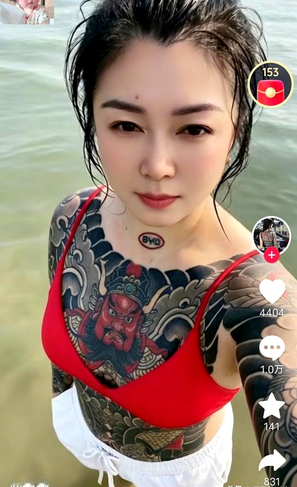 凌晨时分，走廊里有人嚷：来个厉害的。
第二天走廊里多了符、镜、门神，胸前挂着“一
