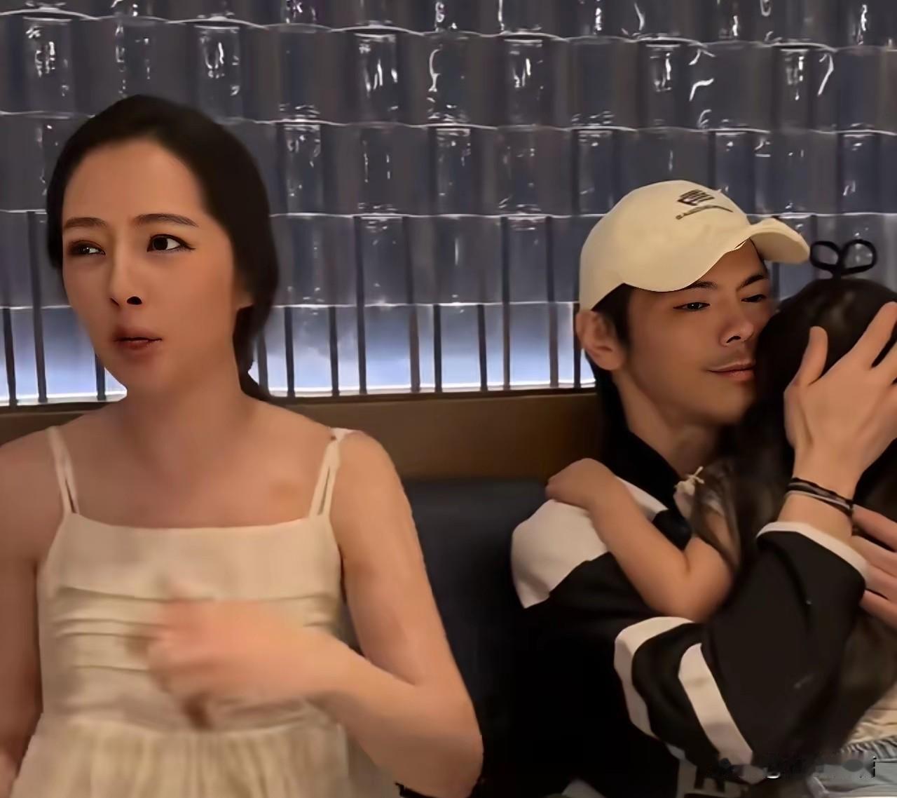 没事儿就造谣向佐和媳妇儿感情不好的，可以看看这些照片儿。

一家四口在北京和朋友