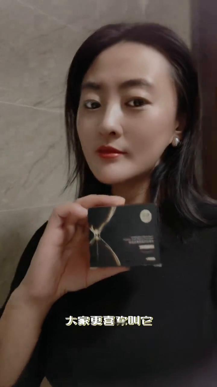 这款悦美抗皱紧致奢宠面霜大家更喜欢叫它悦美奢宠面霜。是一款集保湿锁水、紧致提拉肌